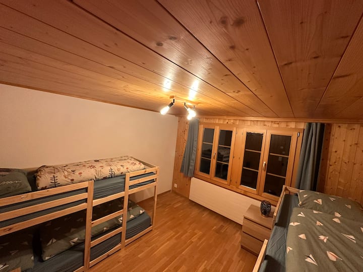 Prizemlje: soba s 2 kreveta na kat. Kreveti su 80 x 200 cm, tj. odrasli također mogu spavati u njima, ali za 4 odrasle osobe soba je tada možda malo mala. 