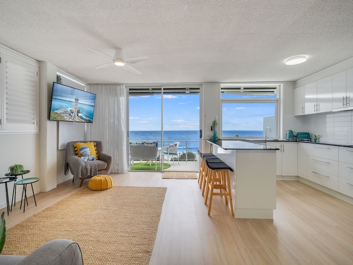 Absolute Beachfront, Big Balcony, Steps To Beach. - Caloundra
