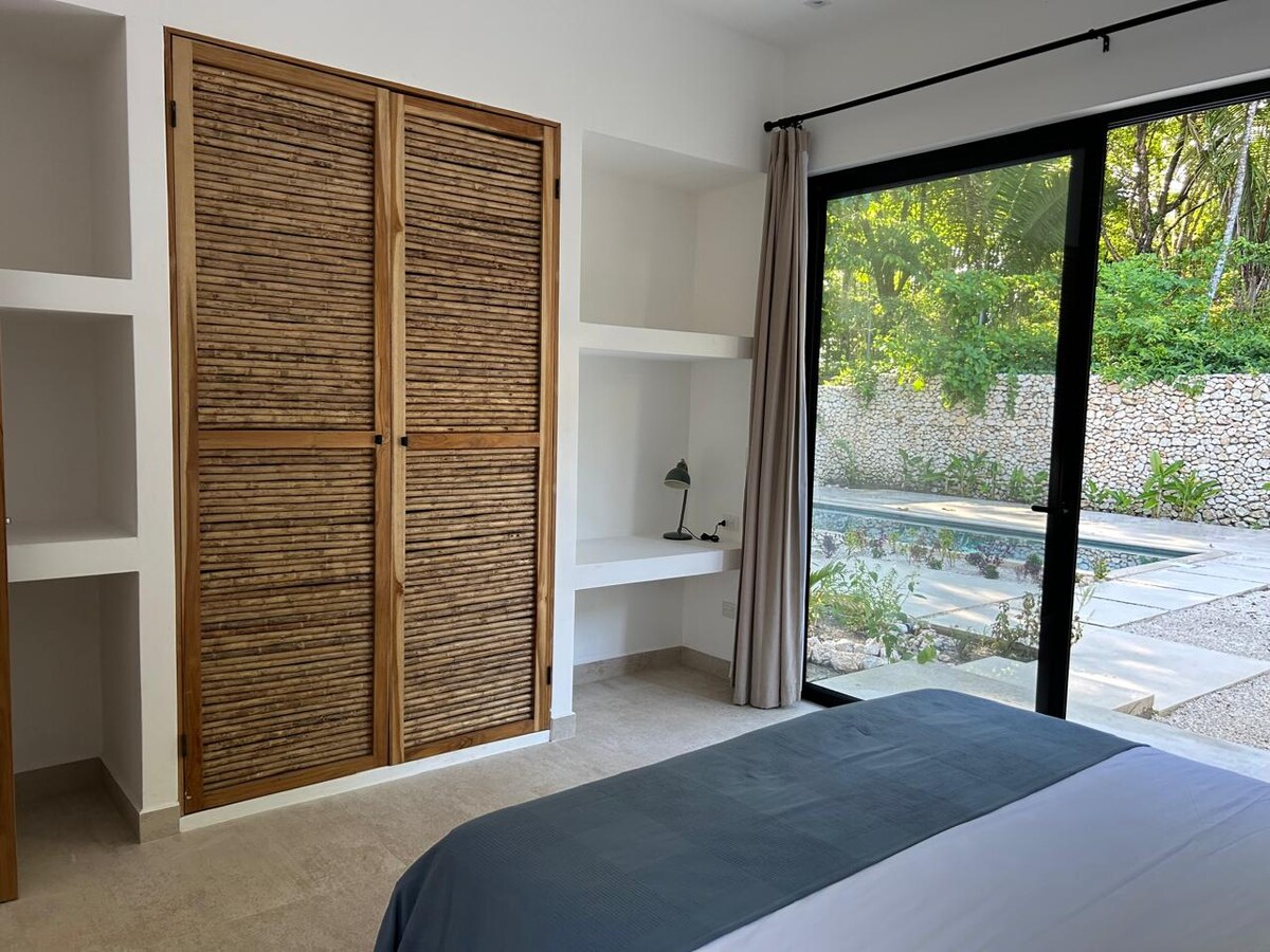 Брачен кревет (широк 150-179 см). Има дополнителен кревет (широк 180-179 см)