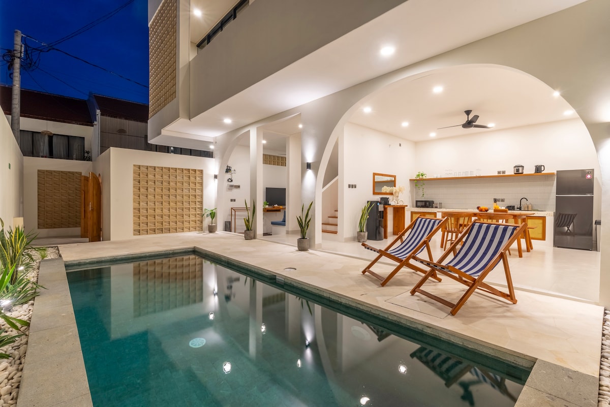 Villa in Kuta Utara · ★4.67 · 2 bedrooms · 2 beds · 2 private baths, comparabile Airbnb