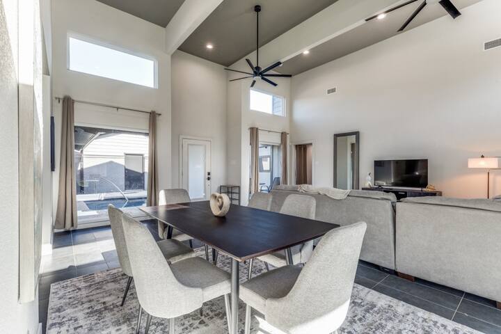 Modern Luxurious Retreat with Heated Pool gallery image 5