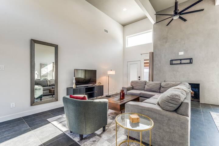 Modern Luxurious Retreat with Heated Pool gallery image 4