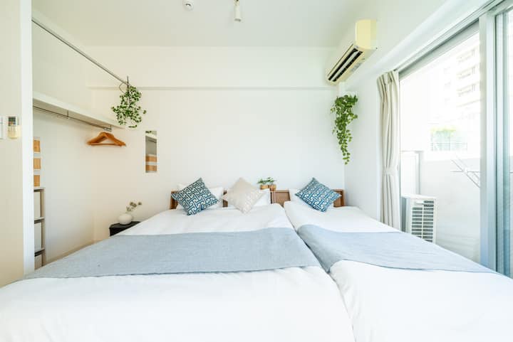 1 двойно легло 1 единично легло　
Може да се настанят трима възрастни. Достатъчно е голямо, за да спят четирима, ако сте малко дете.