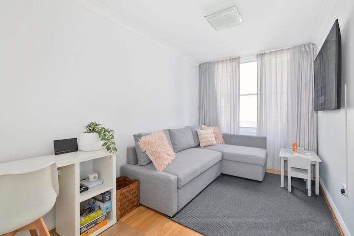 U radnoj sobi nalazi se kauč na razvlačenje koji se na zahtjev može postaviti za dijete. Molimo vas da nas u trenutku ugovaranja rezervacije obavijestite želite li ovakav raspored.