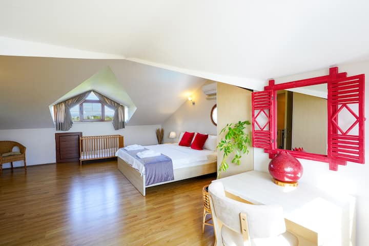 مثال على الفخامة في غرف النوم الرئيسية في البنتهاوس. 