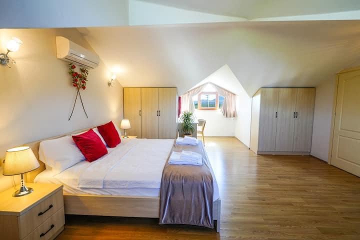 خزائنه وخزانات ملابسها مع الكثير من الشماعات لخزانة ملابس عطلتك.