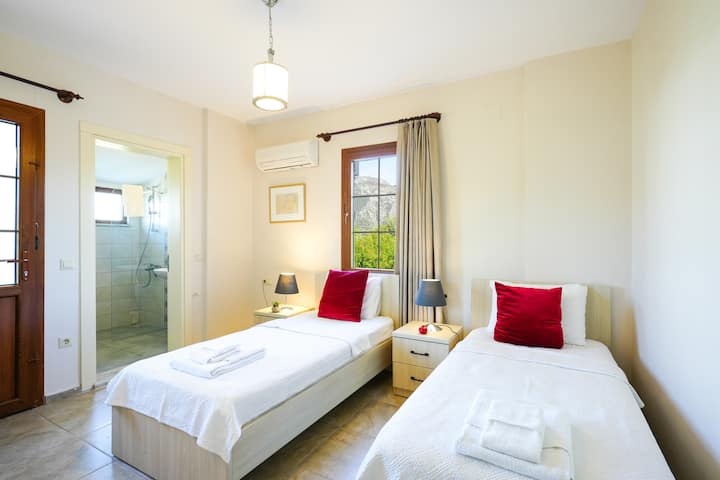 غرفة بسريرين مزدوجين بإطلالة