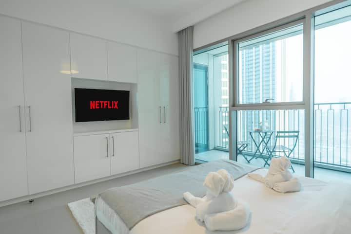 Chumba cha pili cha kulala kilicho na kitanda cha starehe, televisheni iliyojengwa ndani yenye Netflix, hifadhi ya kutosha na ufikiaji wa roshani wenye viti.