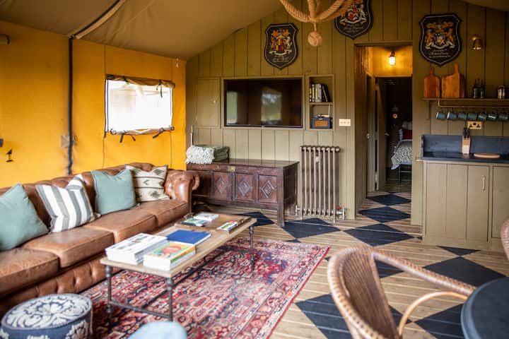 Luxury Safari Lodge, Sleeps 4, Hot Tub, Bullrush - Cotswolds