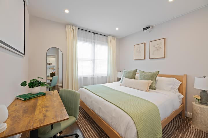 הירגעו במיטת קינג סייז מפוארת בזמן שאתם נהנים מהתוכניות האהובות עליכם או משידורים חיים על מקרן גדול - מושלם ללילה נעים עם חוויית קולנוע