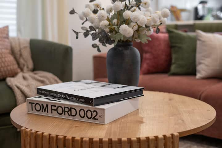 ספרי עיצוב שנבחרו בקפידה להשראה ולסגנון - מושלמים לגלישה עם קפה הבוקר שלכם או להירגע אחרי יום בחוץ.