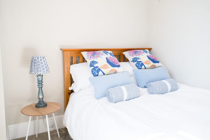 ผ่อนคลายในห้องพักที่อบอุ่นนี้พร้อมเตียงคู่ที่สะดวกสบายที่มองเห็นสวนด้านหลัง เหมาะสำหรับคู่รัก นักเดินทางเดี่ยว หรือการพักผ่อนอย่างสงบ