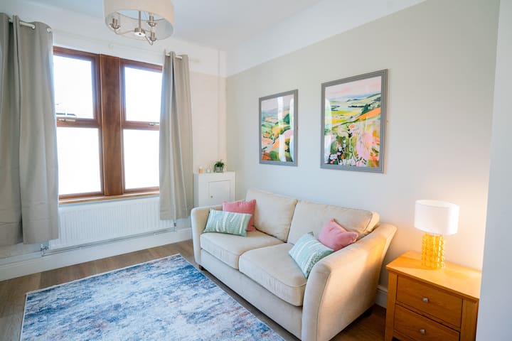 Elegant Victorian House With Garden & Dining - Stoke-on-Trent