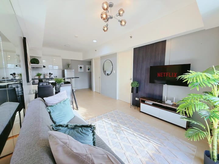 Obývačka:
• vysokorýchlostné Wi-Fi - 100 Mb/s,
• 43-palcová inteligentná televízia so službou Netflix (prihláste sa pomocou vlastného účtu)