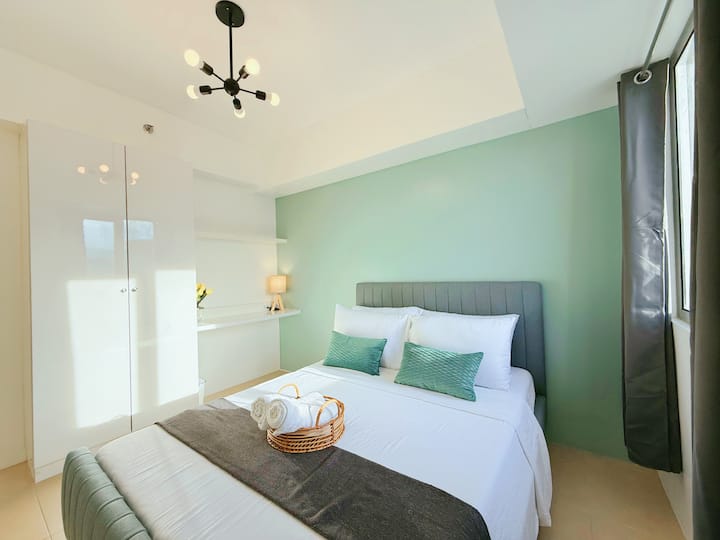 Usporiadanie lôžok je pevne stanovené na základe počtu hostí a na špeciálne požiadavky sa môžu vzťahovať dodatočné poplatky:

Manželská posteľ: 2 osoby
Rozkladacia pohovka: 1 osoba
Matrac na podlahe: 2 osoby

Posteľná bielizeň a uteráky sa môžu líšiť farbou v závislosti od dostupnosti.