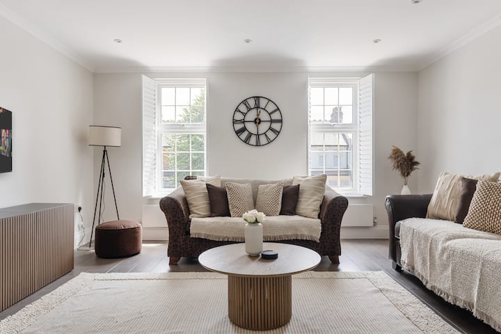 Hot Tub + Parking | Garden & Games Sleeps 8 - Enfield Town
