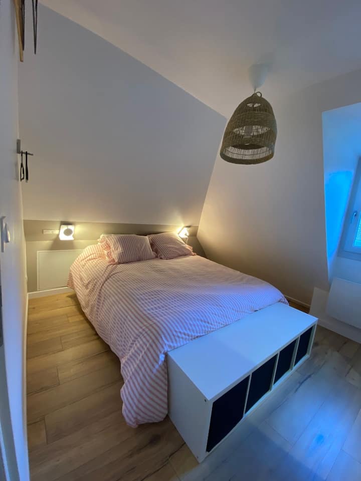 Una habitación bajo el tejado con un encanto auténtico.
Acogedora habitación bajo los tejados – Una cómoda cama doble de 160 , ambiente acogedor garantizado.  Ropa de cama nueva
Luchon, Pirineos, termas, centro de la ciudad. apartamento familiar, acogedor, renovado
Wifi, esquí