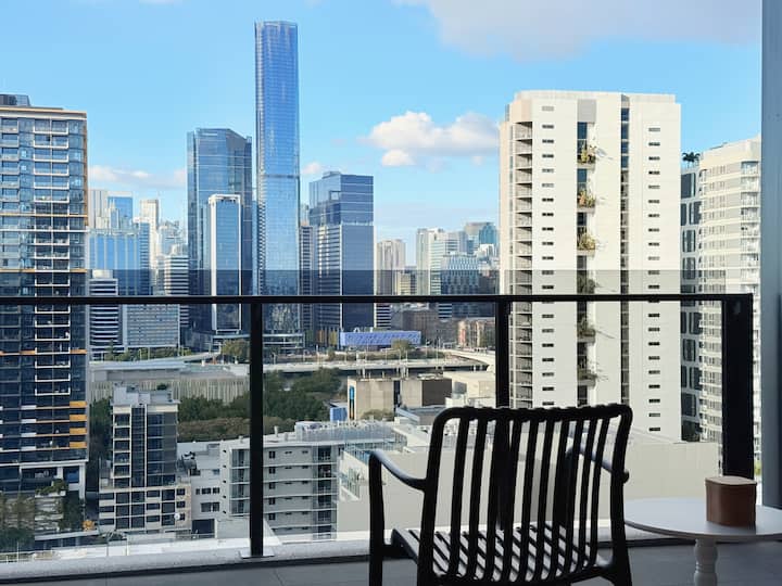 3-bed City View Apt With Free Parking - Brisbane