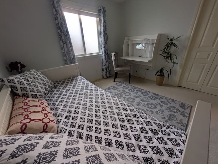 Kitanda pacha ni kitanda kidogo na kinaweza kutengenezwa kuwa kitanda cha ukubwa wa kifalme kwa ajili ya sehemu ya ziada ya kulala unapoomba. 