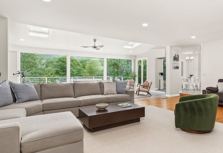 Lakeshore Crest Estate - Waterfront & Pool - Squantz Pond, CT