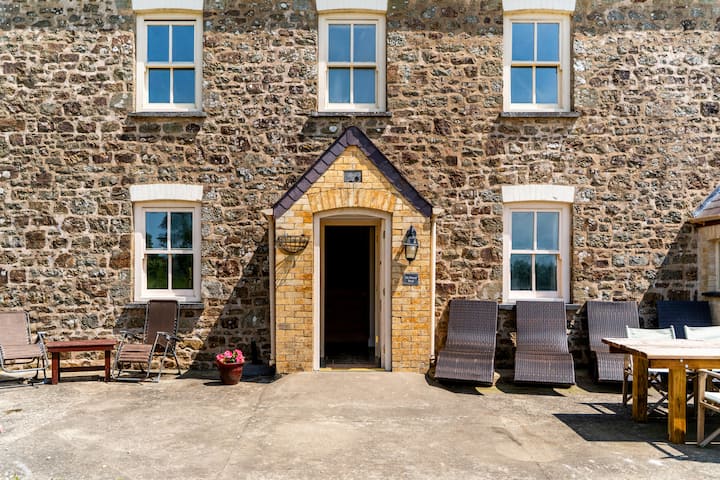 Rustic Rural Retreat With Bbq | Hot Tub| Play Room - Narberth