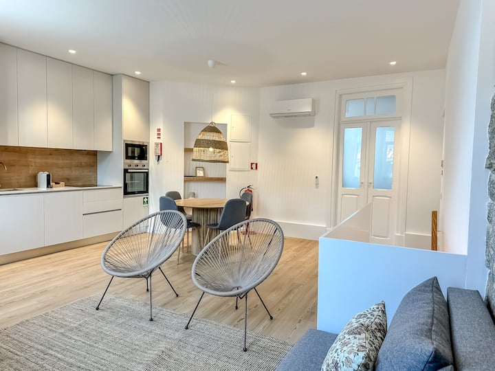 Отворен простор со кујна, маса за 4 лица и дневен простор. Има клима уред, телевизор и Wi-Fi