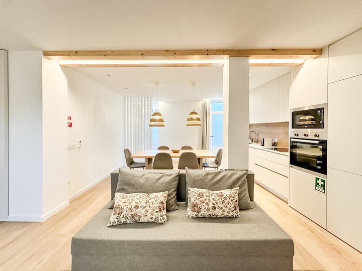 Поглед кон дневната соба на отворено со кауч на спуштање. Користиме неутрални бои во комбинација со дрво за да обезбедиме мирна и пријатна средина за вашиот одмор. Има клима уред кој ви овозможува да ја контролирате температурата и во лето и во зима.