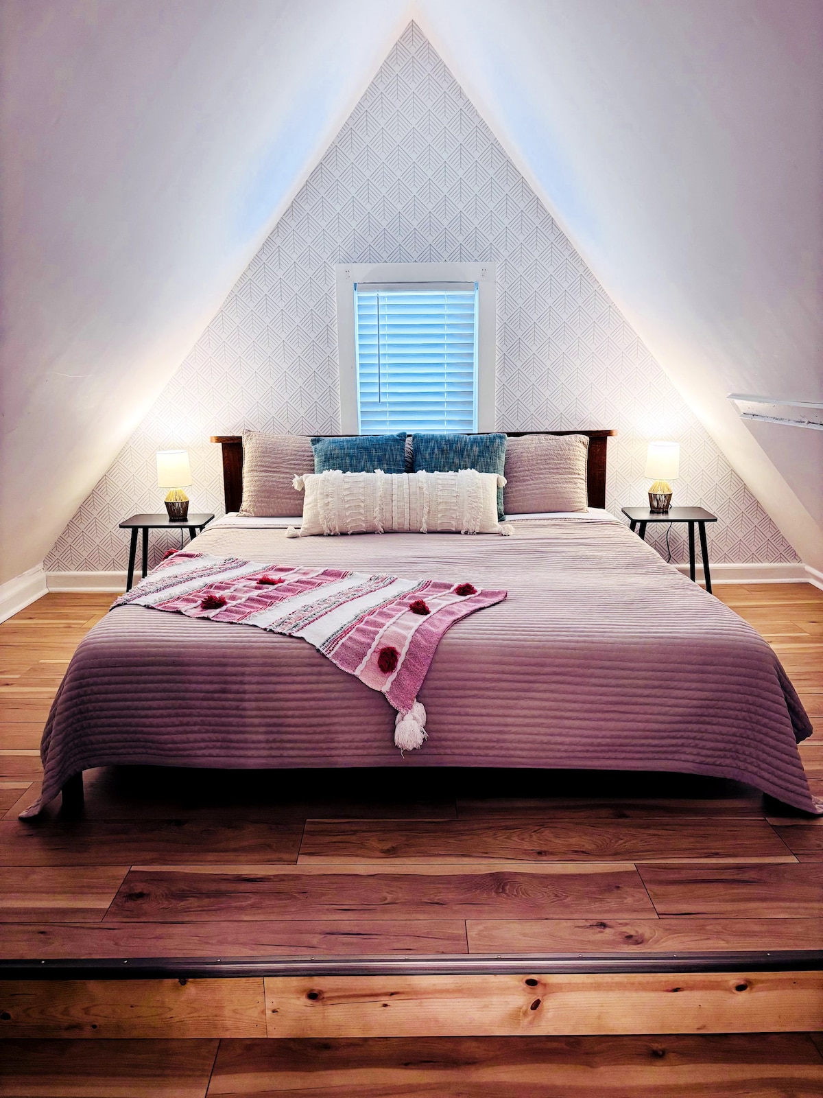 Bračni krevet (širine 180 - 200 cm).