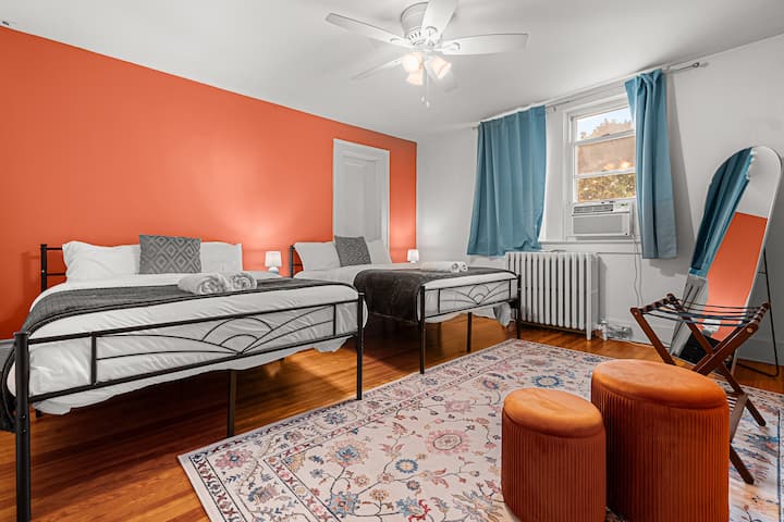 The listing's bed count records two double beds in this room.