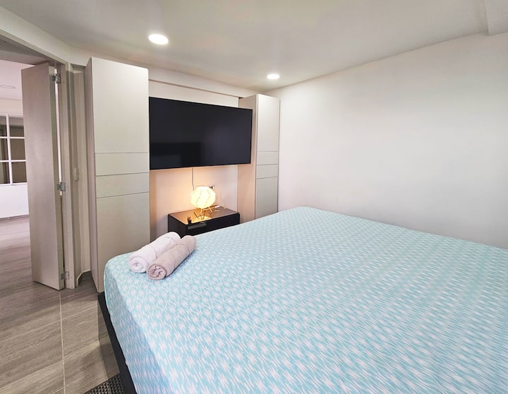 Стая с голямо двойно легло, хладна среда и телевизор. Прозорец с изглед към града, просторен гардероб с огледало от пода до тавана. Удобно и уютно място за почивка след разходка из града.