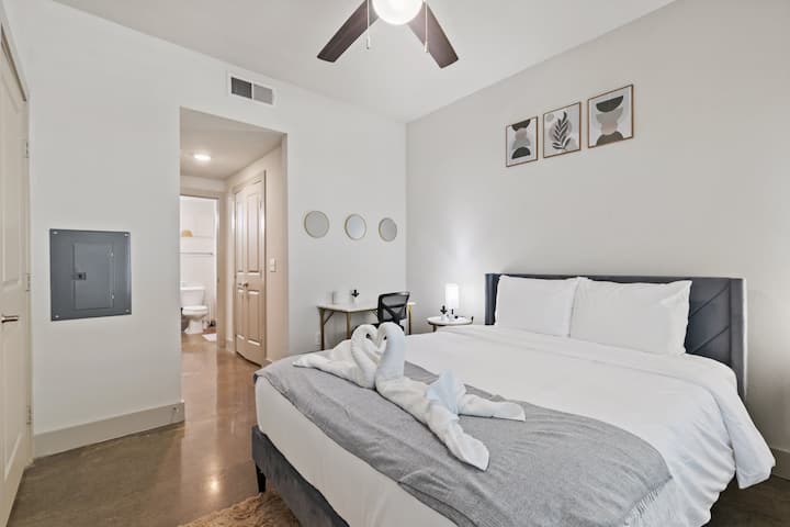 Tranquil 1br + Balcony Overlooking Midtown+parking - Dallas, TX