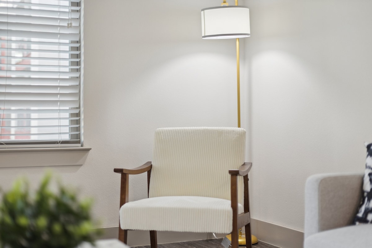 Top Airbnb: Local 1BR + Balcony Overlooking Midtown+Parking in Vickery Meadow