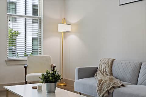 Successful Airbnb property: Polished 1BR + Balcony Overlooking Midtown+Parking in Vickery Meadow
