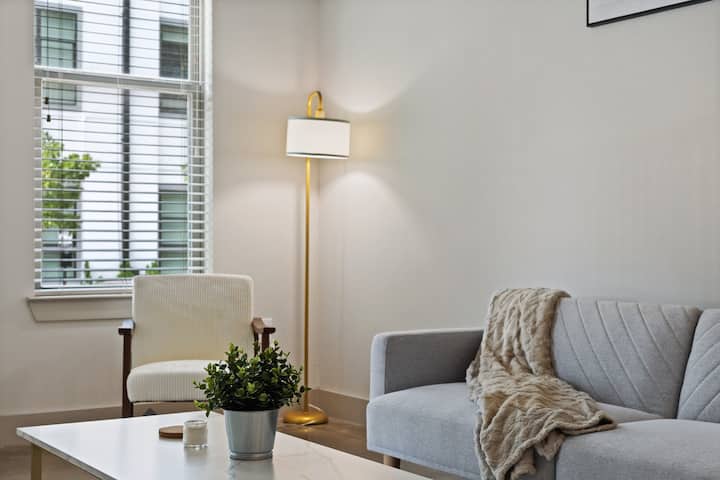 Polished 1br + Balcony Overlooking Midtown+parking - Dallas