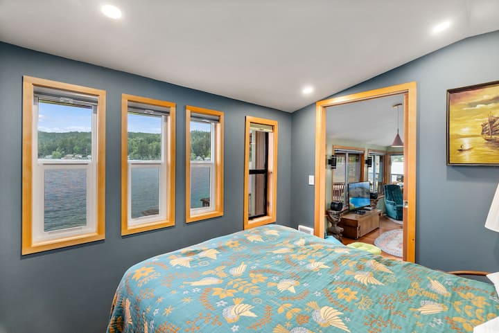 Mala spavaća soba s pogledom na krajolik. Podesivi bračni krevet s noćnim ormarićem i svjetiljkom. Ormar za odjeću. Jesam li spomenuo/la pogled? 