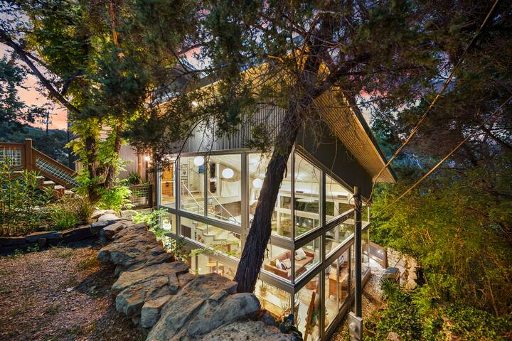 Architectural Glass House on Greenbelt Cliff