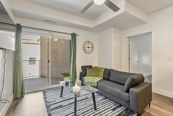 Luxe 2 Bedroom Downtown Apt | Gym + Garage - Salt Lake City, UT