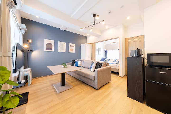 غرفة معيشة واسعة.استرخ على الأريكة المكونة من ثلاثة مقاعد مع العائلة أو المجموعة.هناك أيضًا 3 كراسي إضافية.