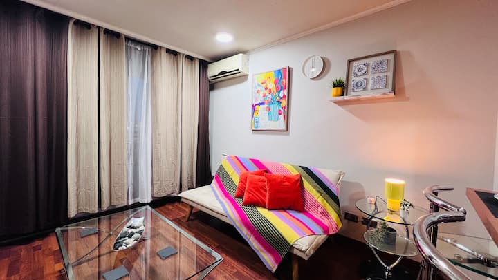 O sofá se transforma em uma cama, onde uma pessoa pode dormir.