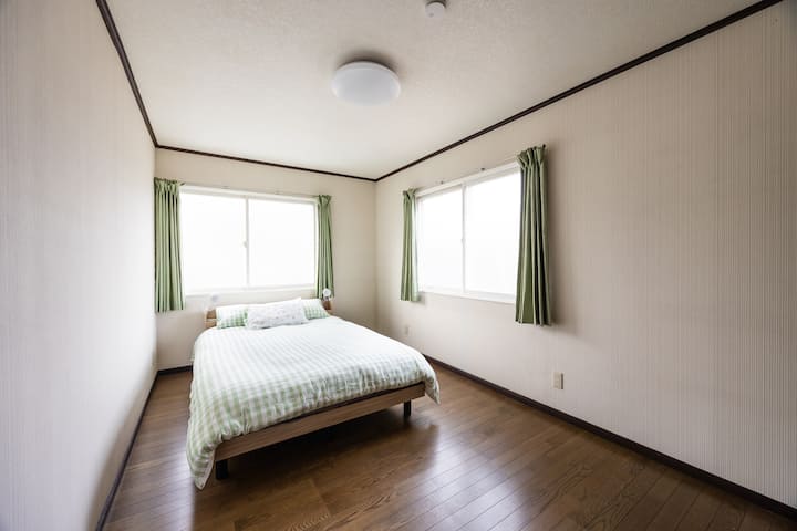 Mirno okruženje i spavaće sobe s prirodnim osvjetljenjem jamče ugodan boravak.