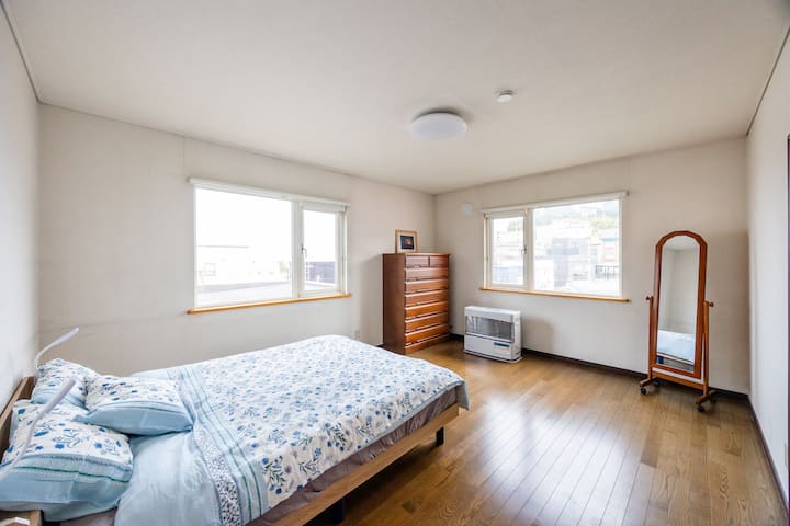 Raspored namještaja je jednostavan, ali funkcionalan kako bi vam boravak bio ugodan.