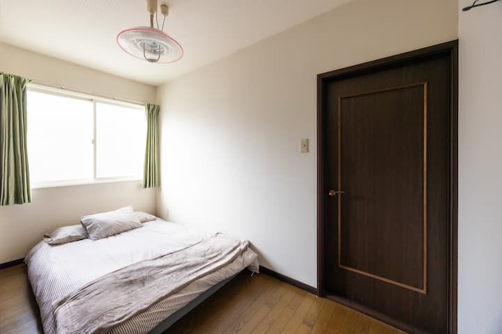 Ovo je jednostavna i udobna soba, prikladna za kratak odmor, čitanje itd.