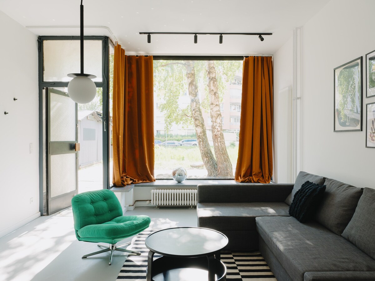 มองไปยังทางเข้าและพื้นที่นั่งเล่นแบบเปิดโล่งที่สว่างไสว