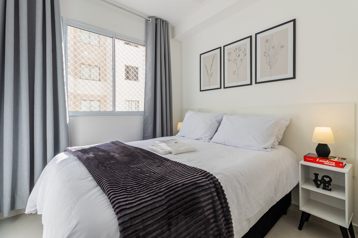 ห้องนอนหลักที่อบอุ่นพร้อมเตียงคู่ที่มีที่นอนลูน่าออริจินัลเพื่อความสะดวกสบายสูงสุด มีพัดลมเพดานที่เงียบสงบ ผ้าปูเตียงเต็มชุด โคมไฟสำหรับอ่านหนังสือ ตู้ที่มีไม้แขวนเสื้อ และม่านบังแสง 