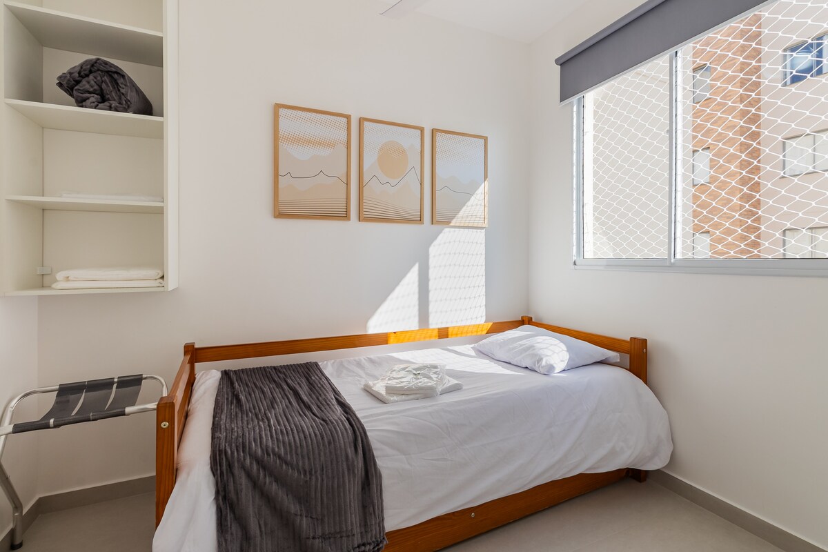 ห้องบิคามาที่สะดวกสบายเหมาะสำหรับสูงสุด 2 คน มีม่านบังแสงและพัดลมเพดานที่เงียบและมีประสิทธิภาพเพื่อให้คุณนอนหลับสบาย 