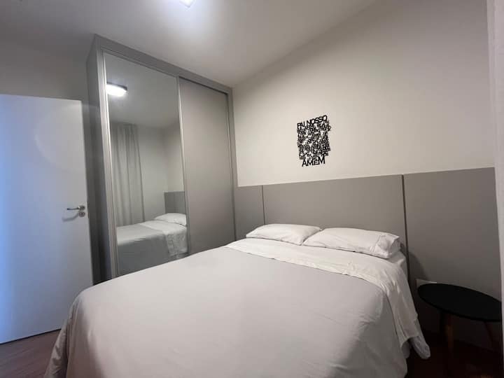 Manželská posteľ s úplnou posteľnou bielizňou.