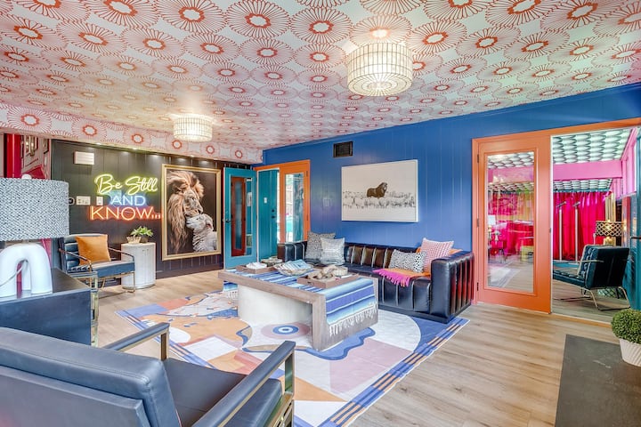 Maximalist Ig-worthy Bachelorette Vibes W/pool - Euless, TX