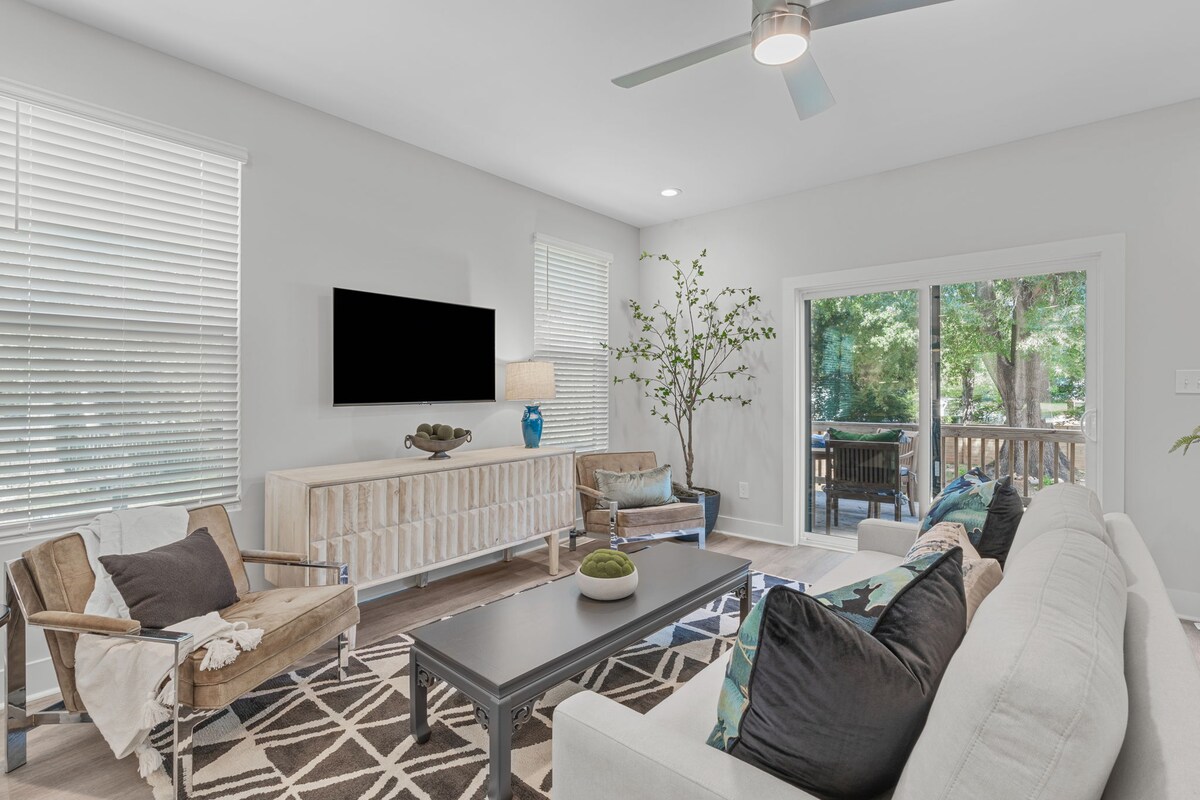 סלון מודרני ומואר עם מקומות ישיבה מפנקים, נגיעות של מעצבים ודלתות הזזה שנפתחות למרפסת פרטית וחצר מוצלת. פרטים מוקפדים ואור טבעי יוצרים מרחב שלו ושנוי כדי להירגע.