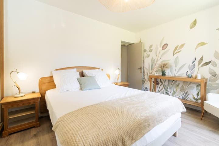 Chambre avec lit double au rez-de-chaussée