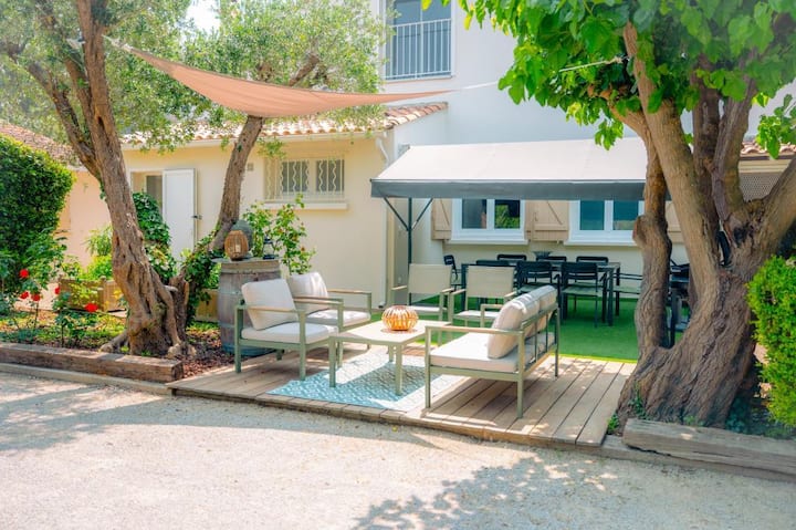 Terrasse ombragée avec salon de jardin